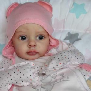 בובת תינוקת עם מתיקוות להרכבה עצמית העונה לשם מיקה 